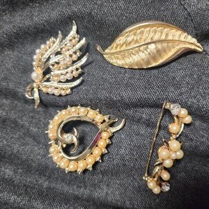 Elegant Gold and Pearl Brooch Set